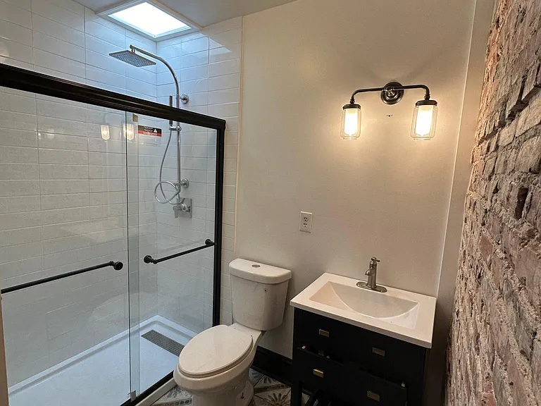 139 N Linwood Ave — Photo 16