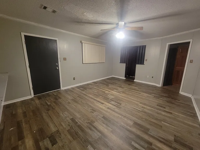 1402 S Georgia St — Photo 3
