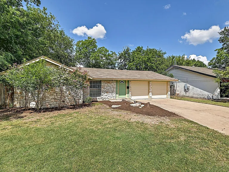 1702 Colony Creek Dr — Photo 2