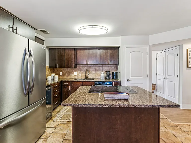 530 W 10th St #530 — Photo 10