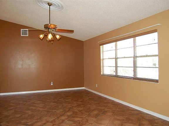 5th image of 750 SE Hollahan Ave