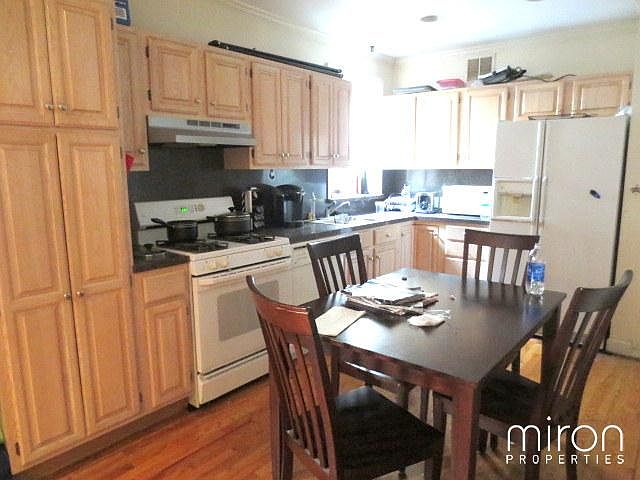 2nd image of 246 E 44th St APT 5