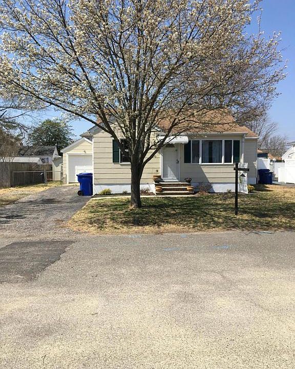 1st image of 20 Holly Hill Dr