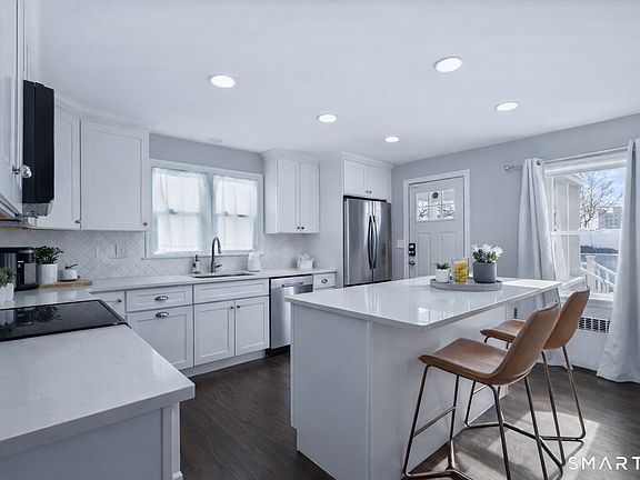 4th image of 457 Summit Street