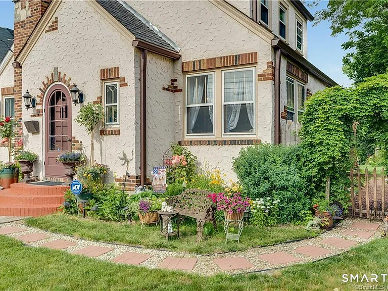 21 Elgin Ave — Photo 2