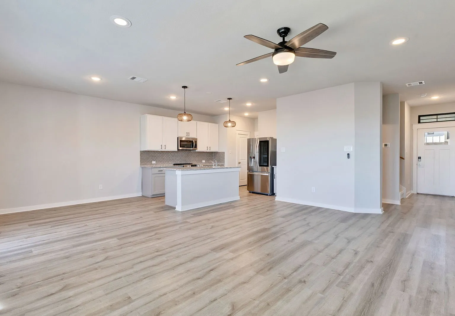 3 bed, 2.5 bath, 1729 sqft, $1,850 — Photo 3