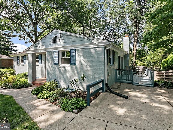 3rd image of 3829 Denfeld Ave