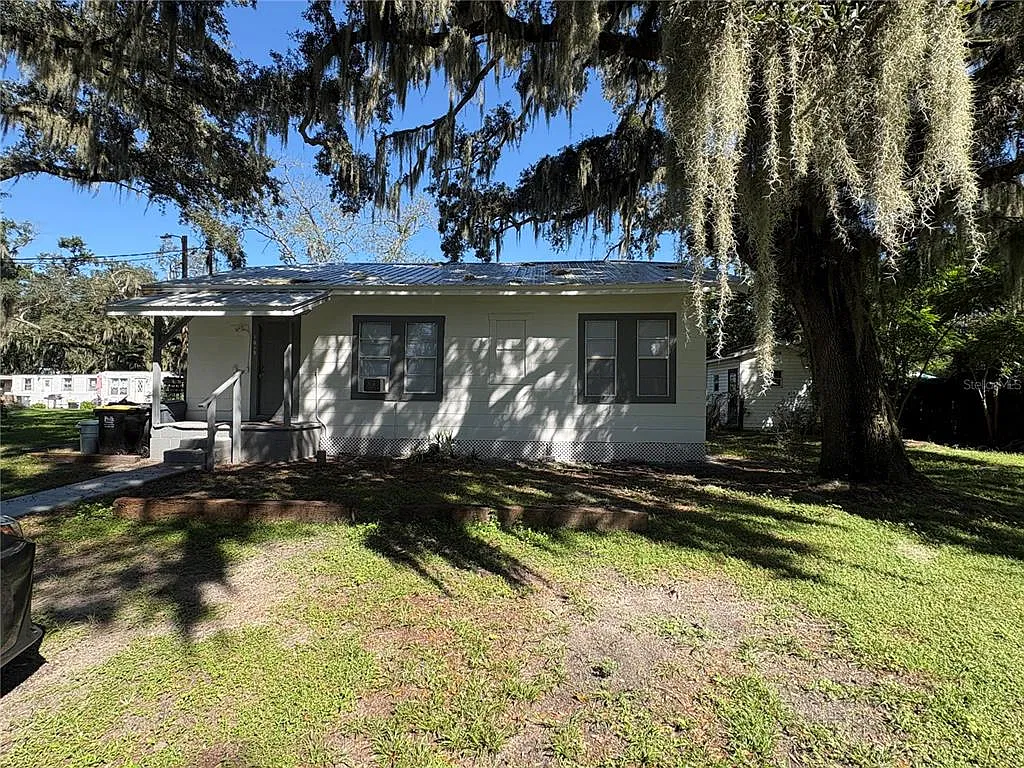 3 bed, 1.0 bath, 960 sqft, $1,395 — Photo 1