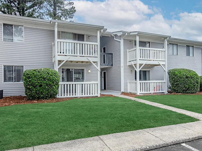Meadowbrook Apartments — Photo 4