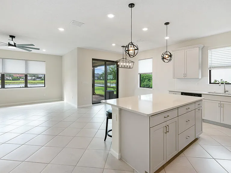 471 SE Vallarta Dr — Photo 1
