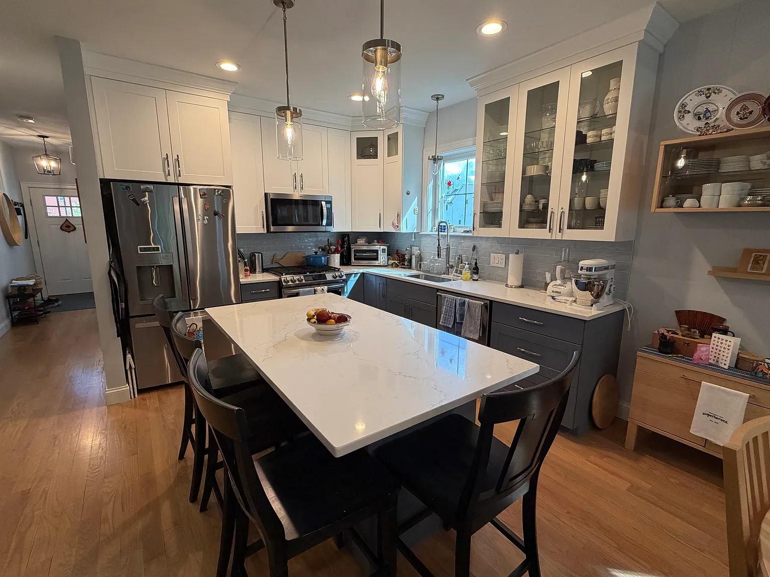 3 bed, 2.5 bath, 2050 sqft, $3,500 — Photo 2