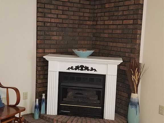 4th image of 1209 Hillcrest Dr