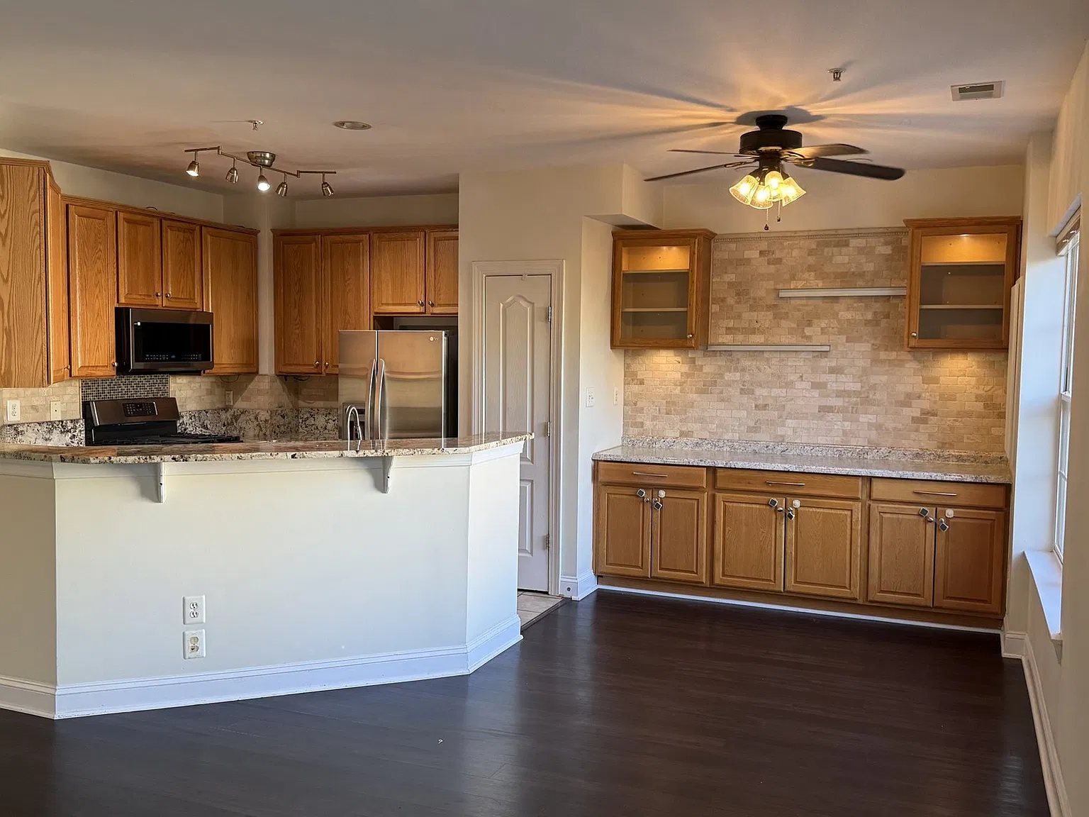 3 bed, 2.5 bath, 2501 sqft, $3,650 — Photo 3