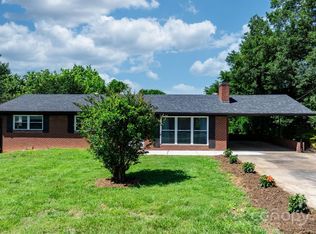 1230 2nd St SE, Hickory, NC 28602