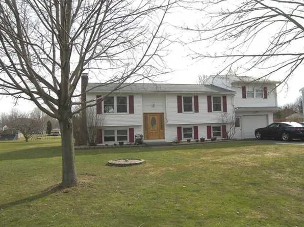 13 Highview Dr, Hamlin, NY 14464