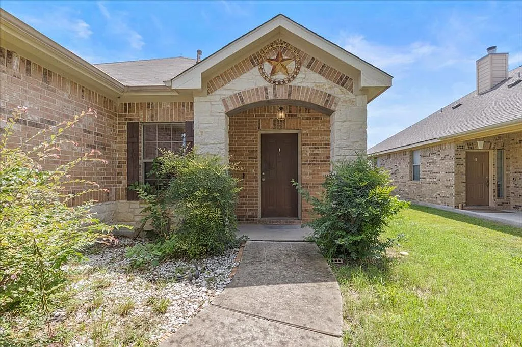 3 bed, 2.0 bath, 1572 sqft, $1,975 — Photo 2