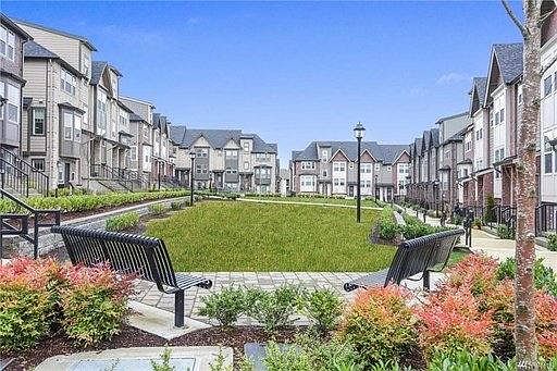 2nd image of 1327 Greenwich Walk NE