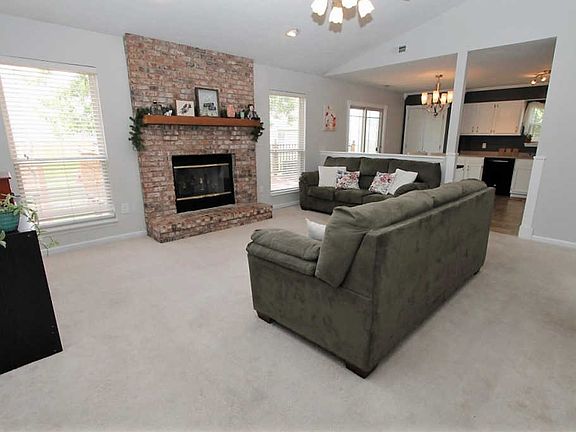 3rd image of 528 Crockett Ct
