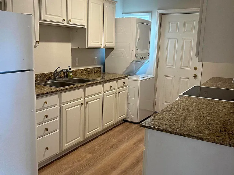 141 Pine Grove Ave — Photo 3