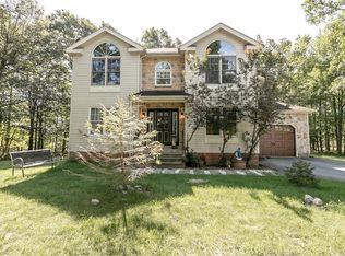 211 Bindale Rd, Tamiment, PA 18371