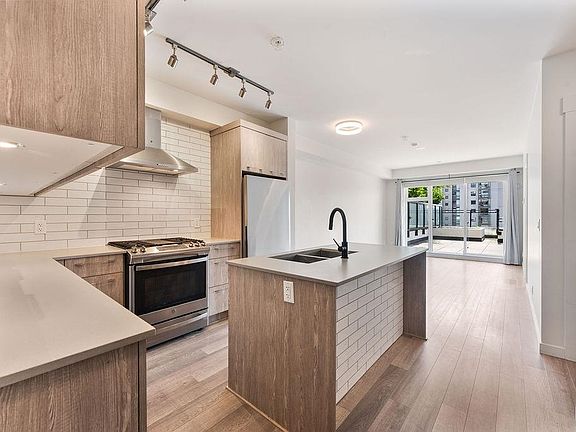 4th image of 1012 Auckland St #209