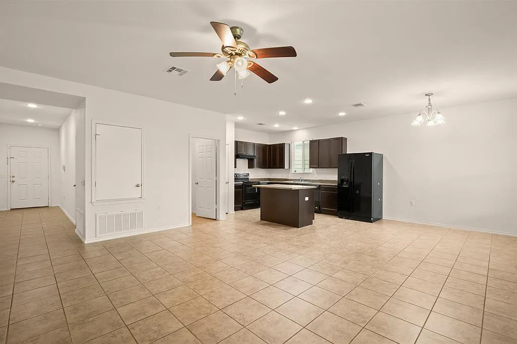 3 bed, 2.0 bath, 1412 sqft, $1,800 — Photo 3
