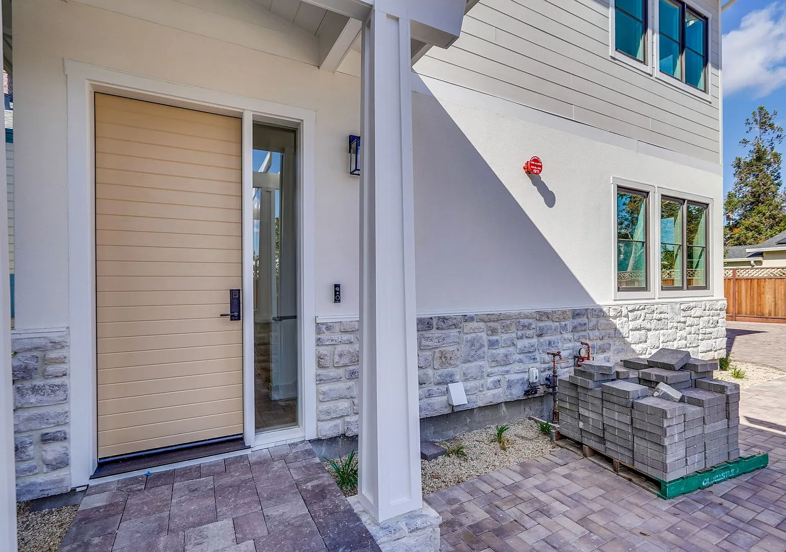 Newer Contemporary 2 Bed, 1.5 Bath ADU in the Heart of Redwood City — Photo 4