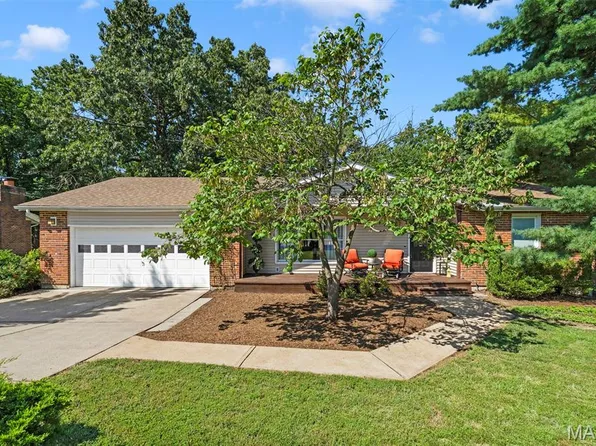 52 W Oak Hill Dr, Ellisville, MO 63021