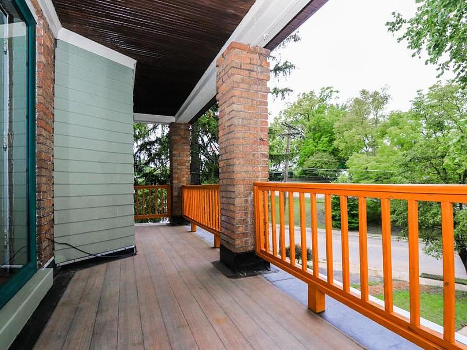 Large balcony overlooking the golf course across the street!