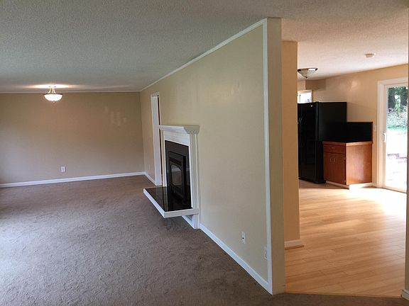 2nd image of 455 SE Maple Dr