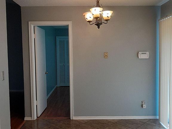 4th image of 909 N Fontana Ln