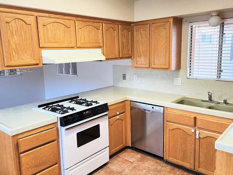 668 Victoria Way — Photo 10