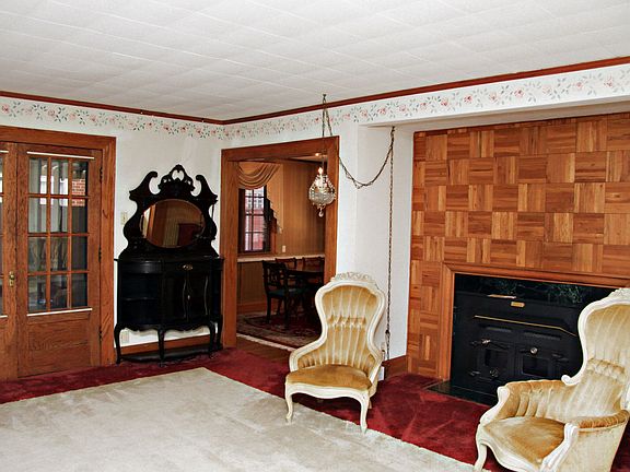 LIVING ROOM/FIREPLACE