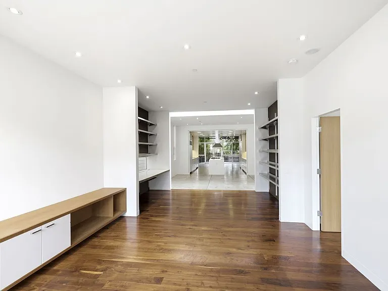 1076 S Van Ness Ave — Photo 22