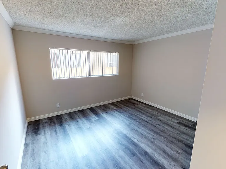 Roscoe Villa Apts — Photo 6
