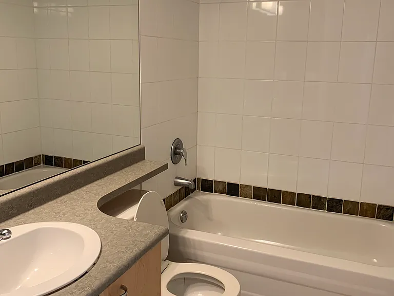 1420 Georgia St W — Photo 9