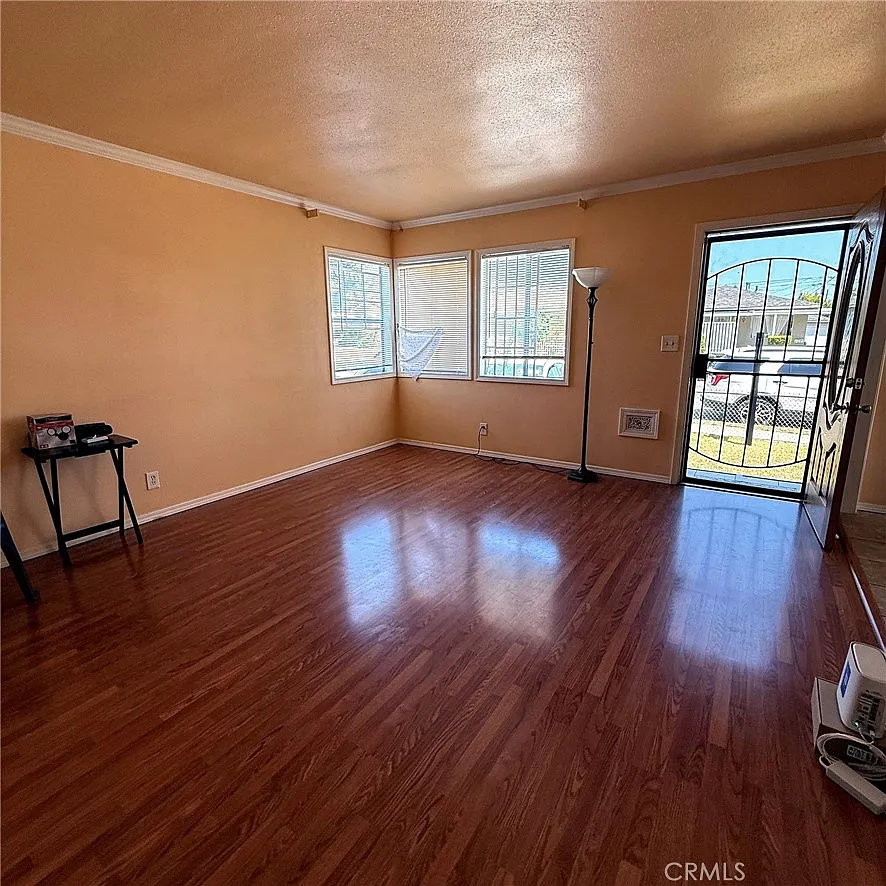 3 bed, 990 sqft, $3,800 — Photo 2