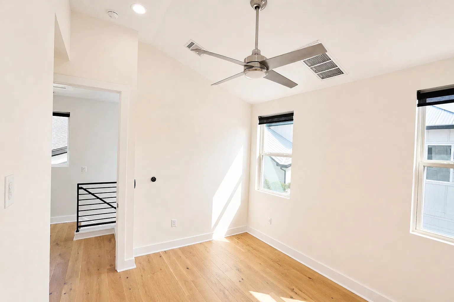 1123 Omega Ave — Photo 3