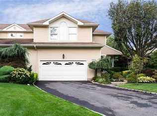 204 Augusta Ct, Roslyn, NY 11576