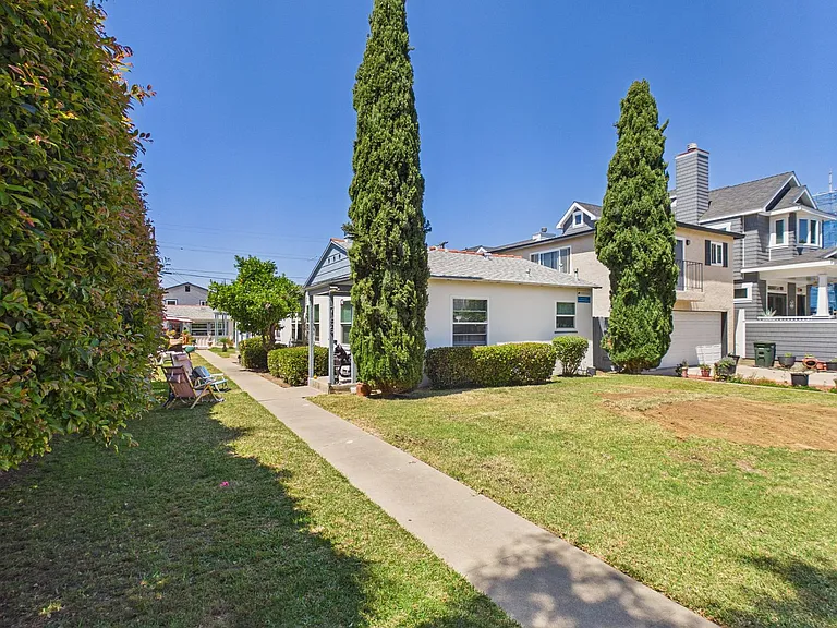 Coastal Living in the Heart of Coronado-1/2 Mile from the Beach — Photo 14