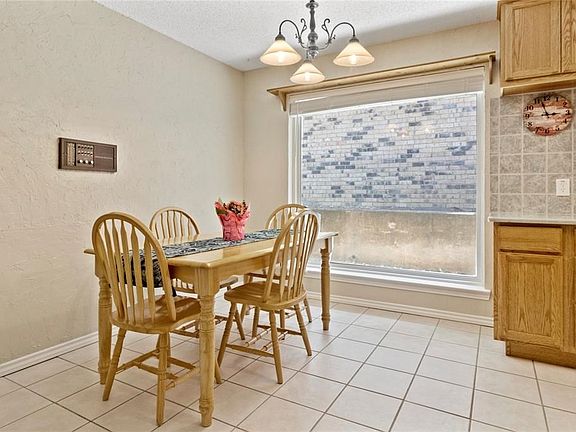 3rd image of 806 Tanglewood Ln