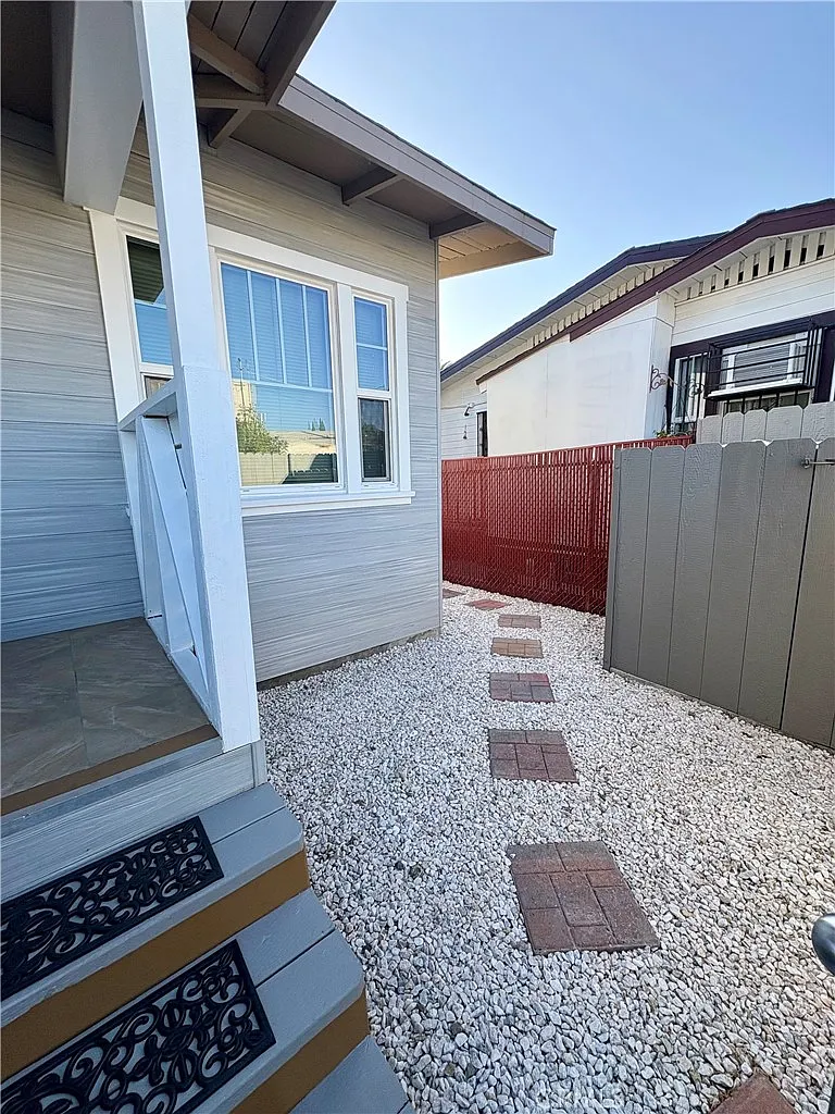 2 bed, 700 sqft, $2,700 — Photo 3