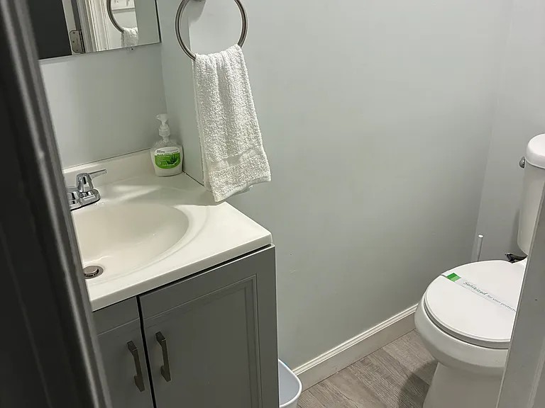 N Lakewood Ave — Photo 32