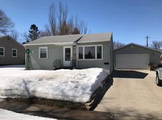 1432 8th St SW, Minot, ND 58701