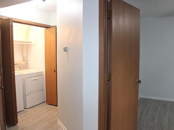 3rd image of 4555 Applewood Ln