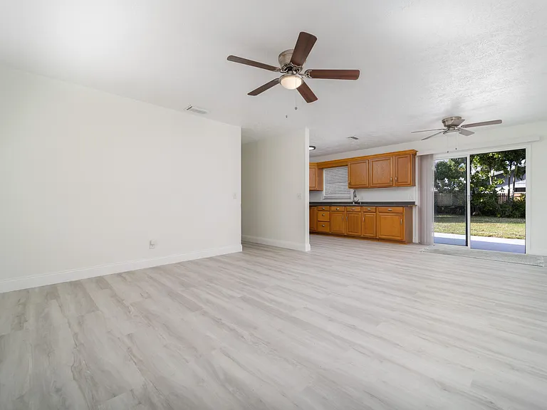 481 SW Voltair Ter — Photo 12