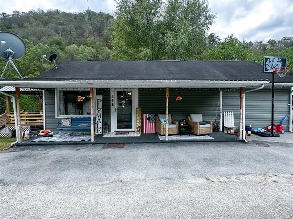 24 Slippery Rock Ln, Man, WV 25635