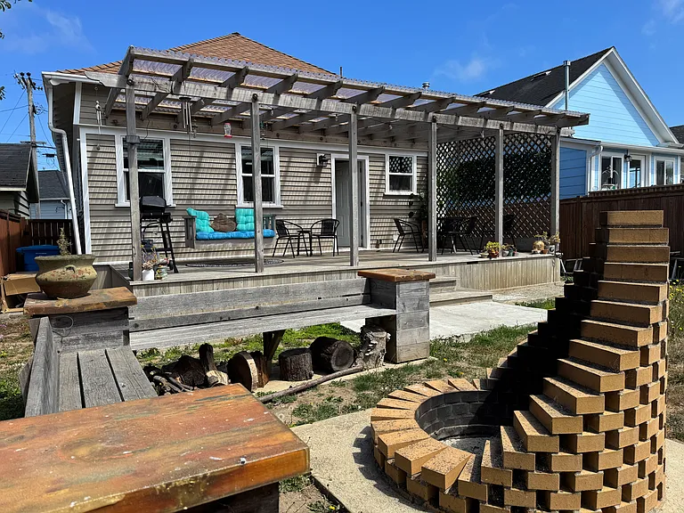 1110 East Ave — Photo 23