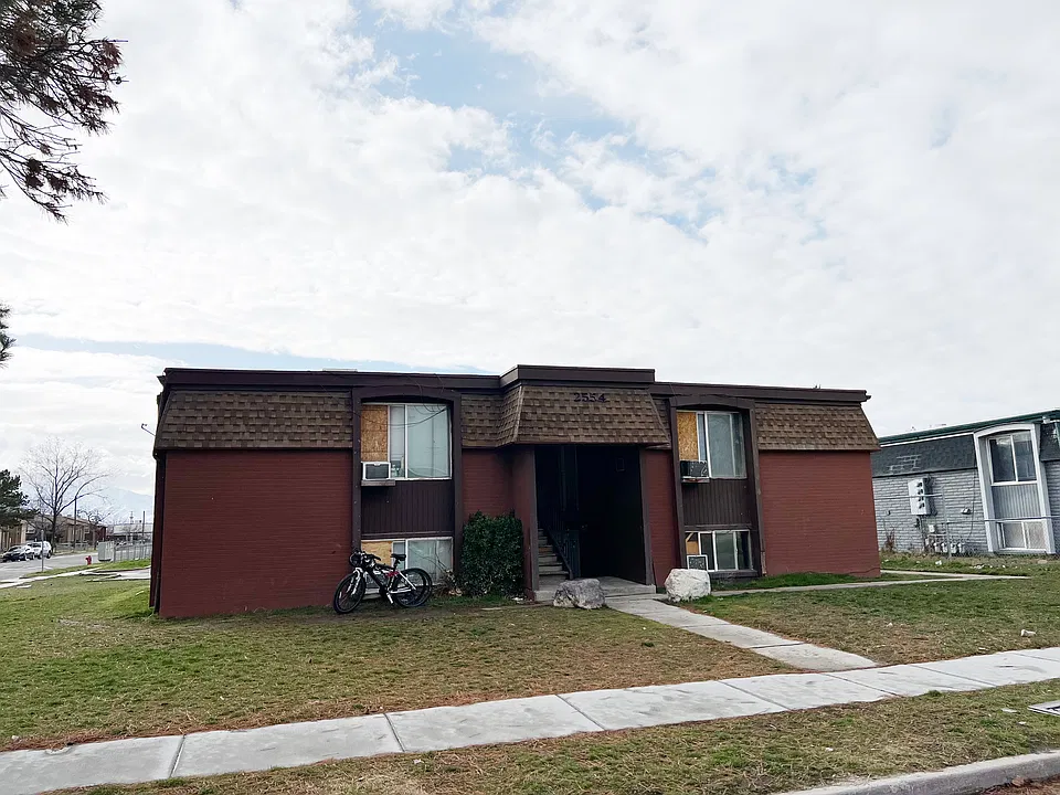 2554 S Lake Park Cir #4