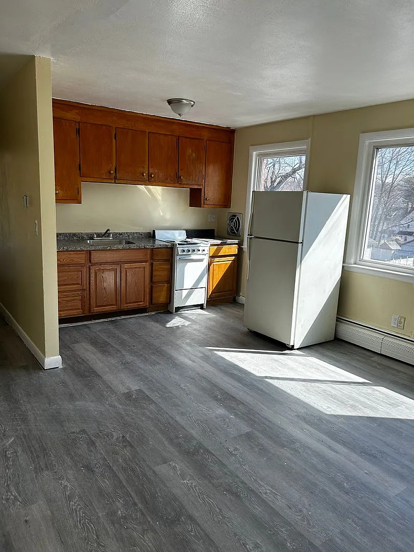 90 Catherine Street — Photo 2